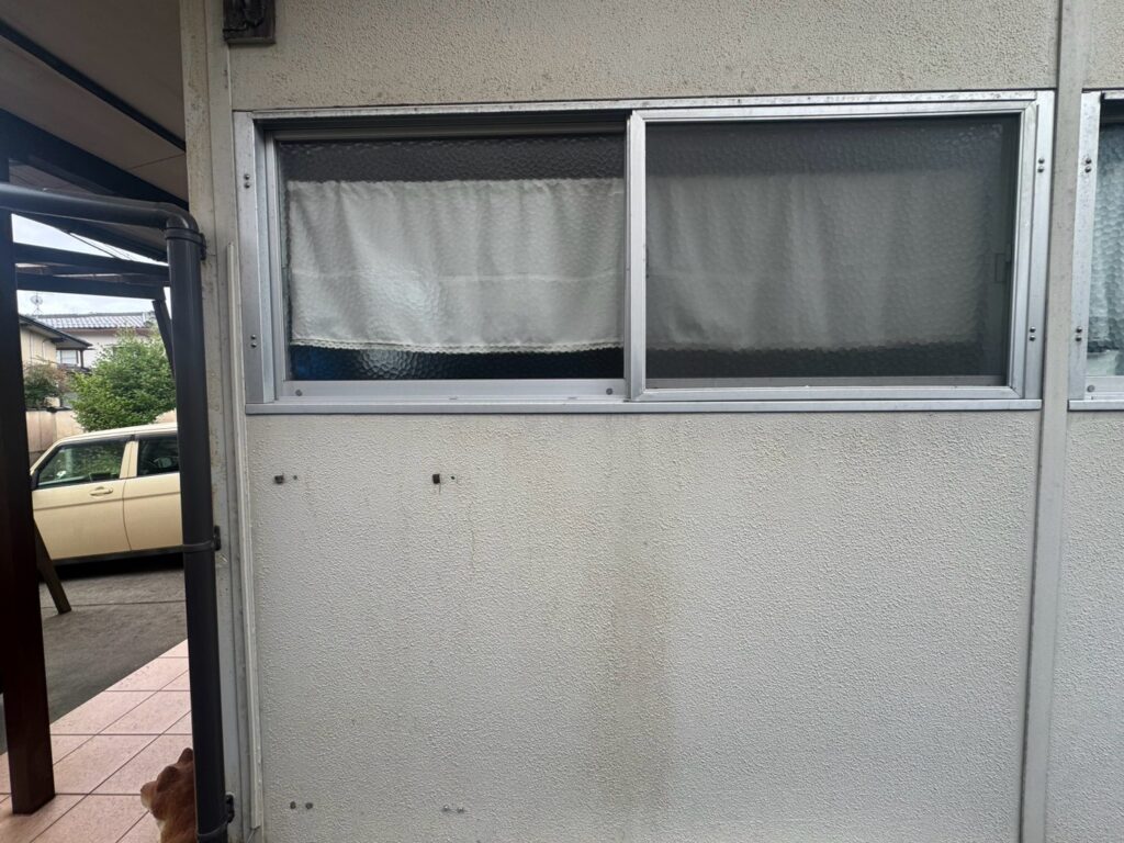 【多数のヘアクラック】<br />
外壁には髪の毛ほどの細いひび割れであるヘアクラックが多数発生していました。<br />
細いひび割れでも、幅や深さ、下地の状態によっては補修が必要です。すべてが直ちに雨漏りにつながるわけではありませんが、塗装前に状態を確認し、必要に応じて補修することが大切です。